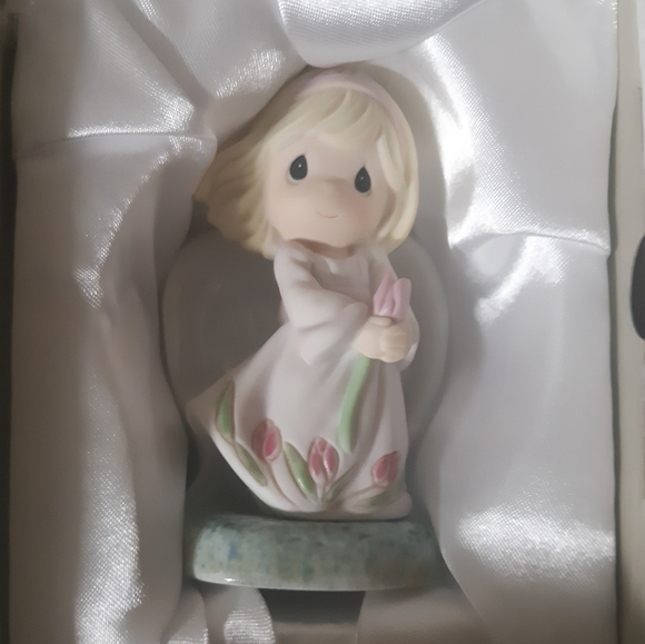Precious Moments Figurine  "Kindness is My Everyday Joy"  - Picture 4 of 6